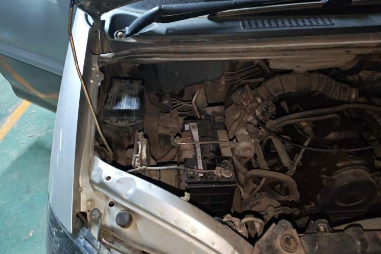 Used FORTHING Lingzhi 2013 M3 1.6L 7-Seater Comfort Model Engine Bay Right