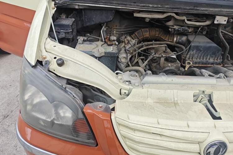 Used FORTHING Lingzhi 2013 M3 1.6L 7-Seater Comfort Model Engine Bay Right