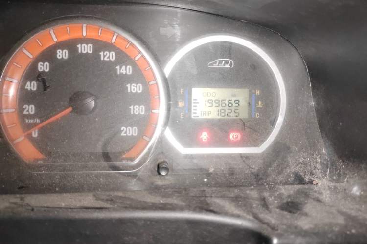 Used FORTHING Lingzhi 2013 M5 Q7 2.0L 7-Seater Long-Wheelbase Comfort Model Odometer Close Up
