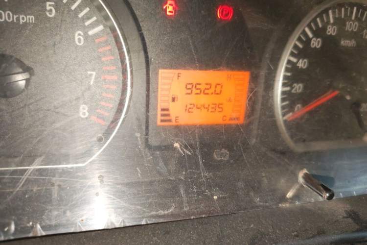 Used FORTHING Lingzhi 2013 M3 1.6L 7-Seater Comfort Model Odometer Close Up