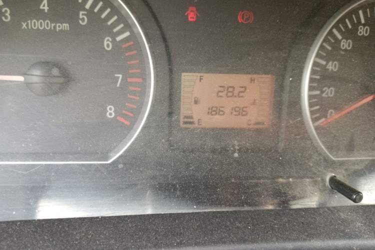 Used FORTHING Lingzhi 2013 V3 1.5L 7-Seater Standard Model II Odometer Close Up