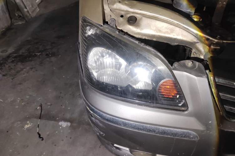 Used FORTHING Lingzhi 2013 M5 Q7 2.0L 7-Seater Long-Wheelbase Comfort Model Right Front Headlight