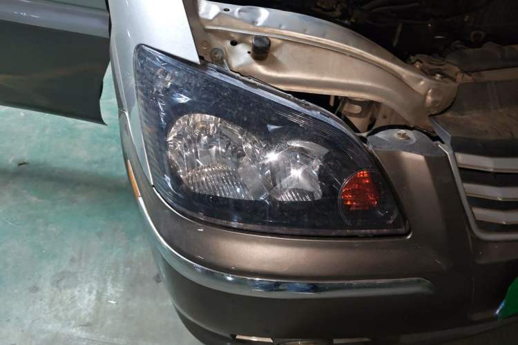 Used FORTHING Lingzhi 2013 M3 1.6L 7-Seater Comfort Model Right Front Headlight