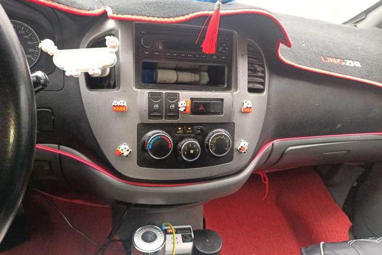 Used FORTHING Lingzhi 2013 M3 1.6L 7-Seater Luxury Model Audio And AC Panel