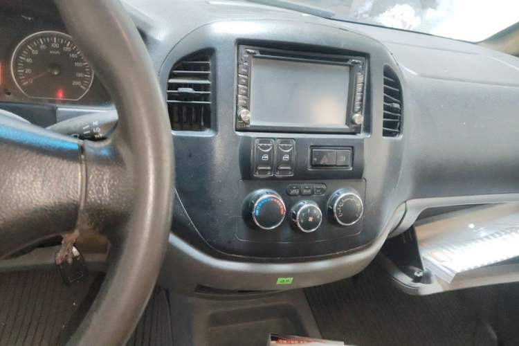 Used FORTHING Lingzhi 2013 V3 1.5L 7-Seater Comfort Model Audio And AC Panel