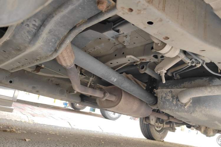 Used FORTHING Lingzhi 2013 V3 1.5L 5-Seat Standard Model I Chassis Front Left