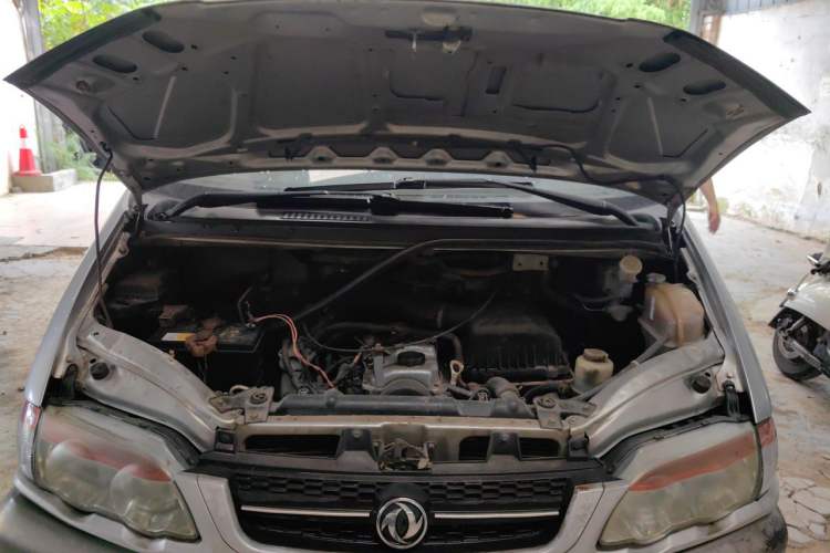 Used FORTHING Lingzhi 2013 V3 1.5L 7-Seater Luxury Model Engine Bay