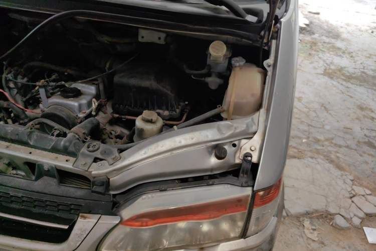 Used FORTHING Lingzhi 2013 V3 1.5L 7-Seater Luxury Model Engine Bay Left