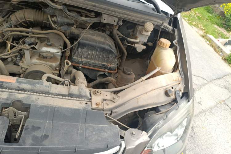 Used FORTHING Lingzhi 2013 M3 1.6L 7-Seater Luxury Model Engine Bay Left