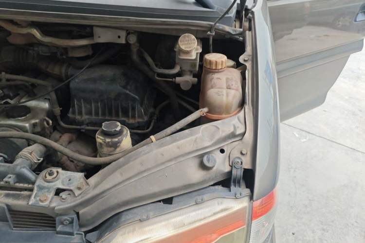 Used FORTHING Lingzhi 2013 V3 1.5L 7-Seater Standard Model II Engine Bay Left