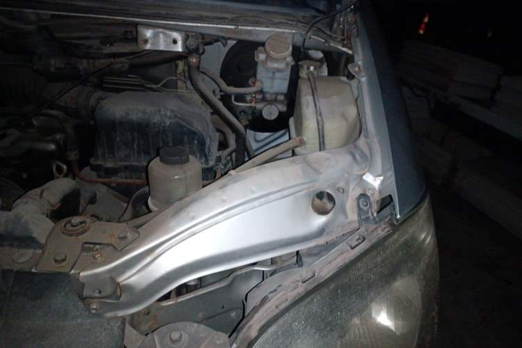 Used FORTHING Lingzhi 2013 M3 1.6L 7-Seater Comfort Model Engine Bay Left