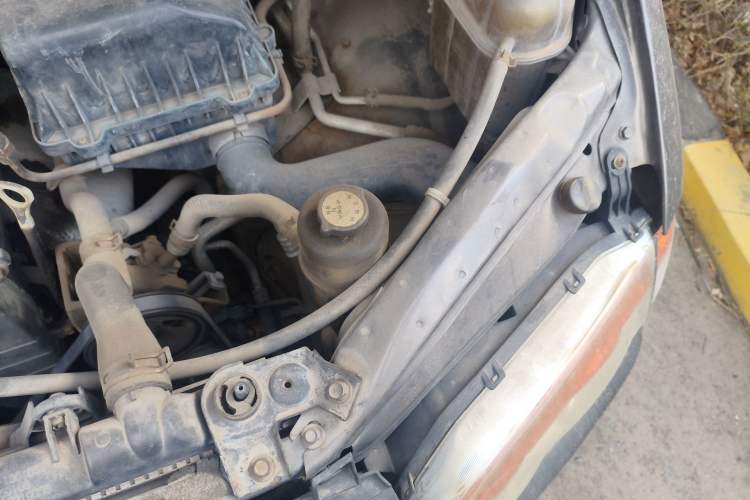 Used FORTHING Lingzhi 2013 V3 1.5L 7-Seater Standard Model II Engine Bay Left