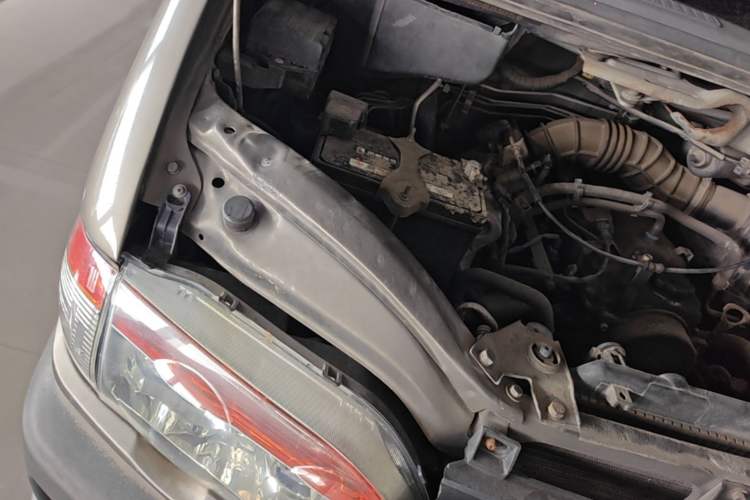Used FORTHING Lingzhi 2013 V3 1.5L 7-Seater Standard Model II Engine Bay Right