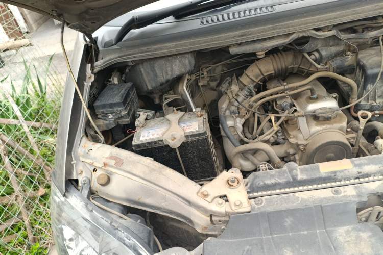Used FORTHING Lingzhi 2013 M3 1.6L 7-Seater Luxury Model Engine Bay Right