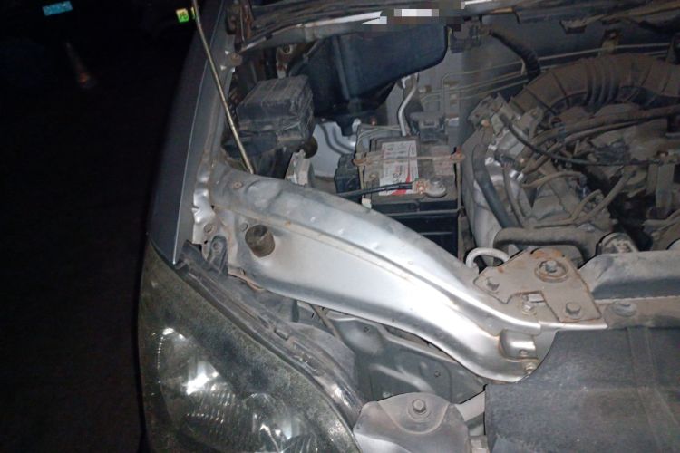 Used FORTHING Lingzhi 2013 M3 1.6L 7-Seater Comfort Model Engine Bay Right