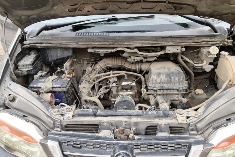 Used FORTHING Lingzhi 2013 V3 1.5L 7-Seater Standard Model II Engine Bay