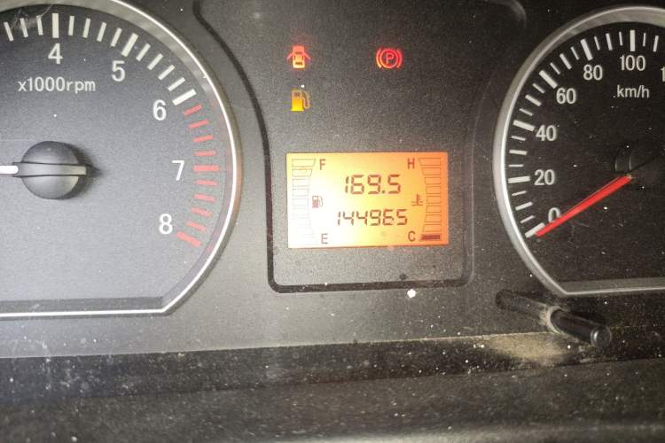 Used FORTHING Lingzhi 2013 M3 1.6L 7-Seater Luxury Model Odometer Close Up