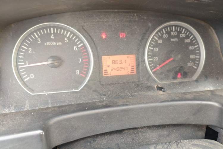Used FORTHING Lingzhi 2013 V3 1.5L 7-Seater Standard Model II Odometer Close Up