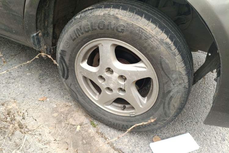 Used FORTHING Lingzhi 2013 M3 1.6L 7-Seater Luxury Model Right Front Wheel Hub