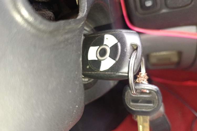 Used FORTHING Lingzhi 2013 M3 1.6L 7-Seater Luxury Model Vehicle Key