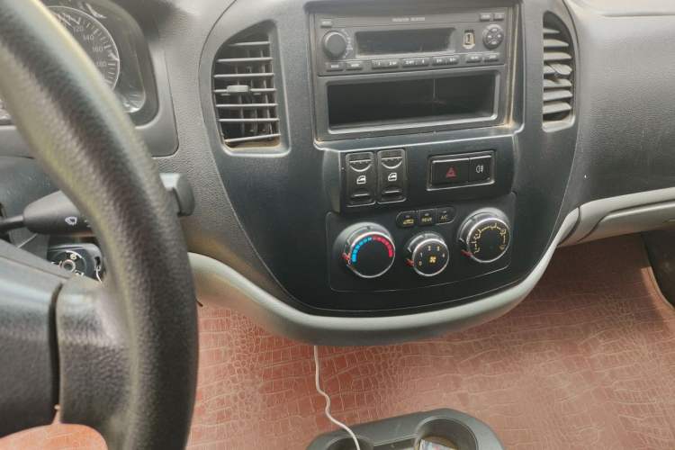 Used FORTHING Lingzhi 2013 M3 1.6L 7-Seater Comfort Model Audio And AC Panel