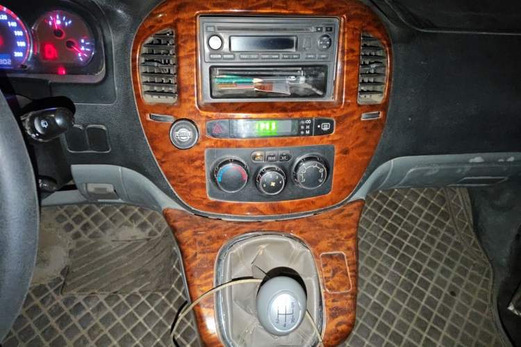 Used FORTHING Lingzhi 2013 M5 Q3 2.0L 7-seat Short-Wheelbase Luxury Model Audio And AC Panel