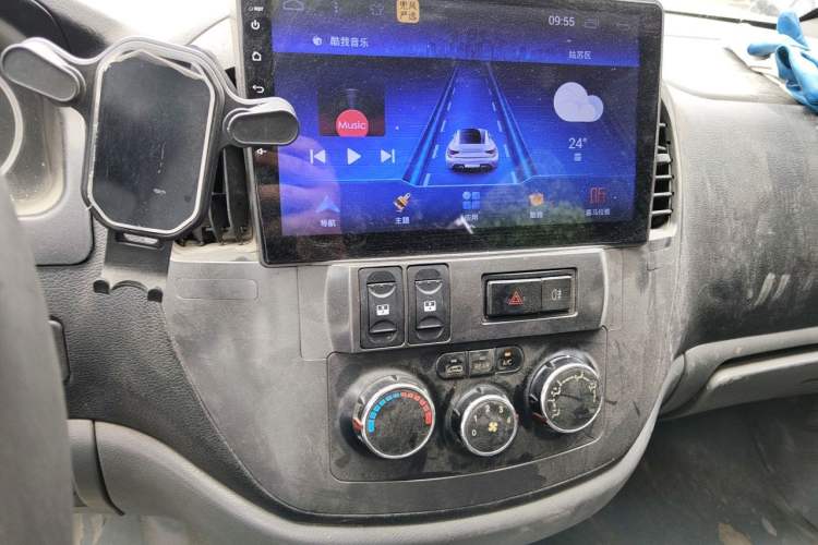 Used FORTHING Lingzhi 2013 M3 1.6L 7-Seater Comfort Model Audio And AC Panel