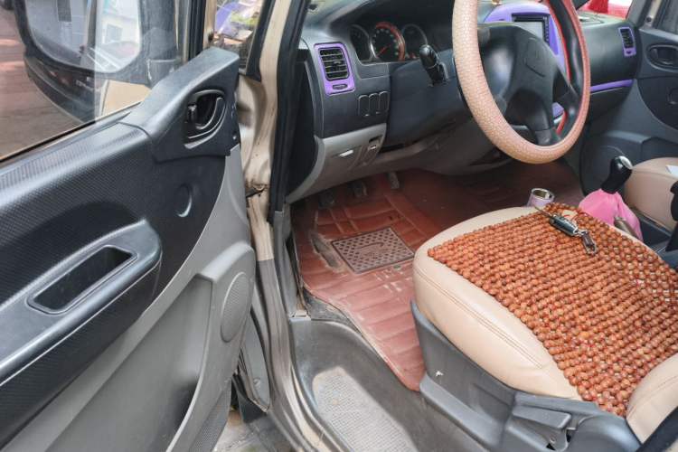 Used FORTHING Lingzhi 2013 M5 Q7 2.0L 7-Seater Long-Wheelbase Comfort Model Driver Seat