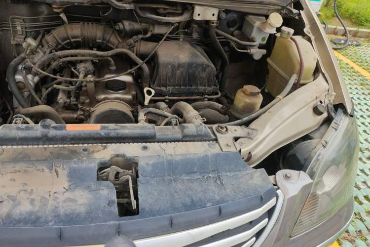 Used FORTHING Lingzhi 2013 M3 1.6L 7-Seater Comfort Model Engine Bay Left