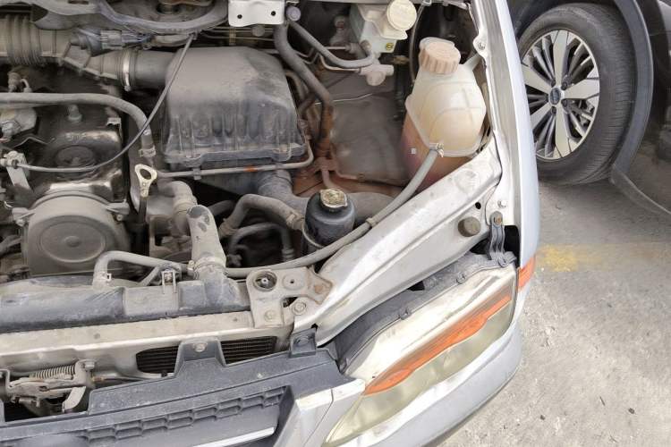 Used FORTHING Lingzhi 2013 M3 1.6L 7-Seater Comfort Model Engine Bay Left