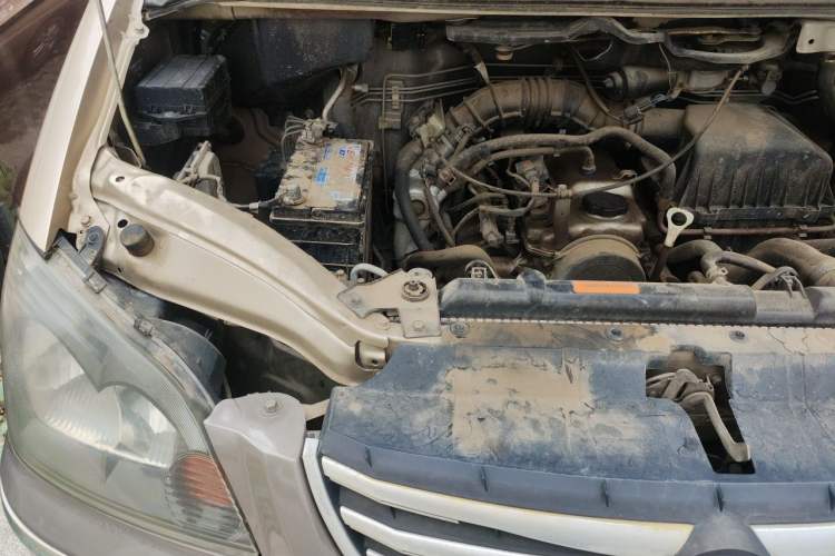 Used FORTHING Lingzhi 2013 M3 1.6L 7-Seater Comfort Model Engine Bay Right