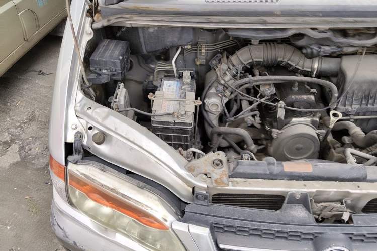 Used FORTHING Lingzhi 2013 M3 1.6L 7-Seater Comfort Model Engine Bay Right