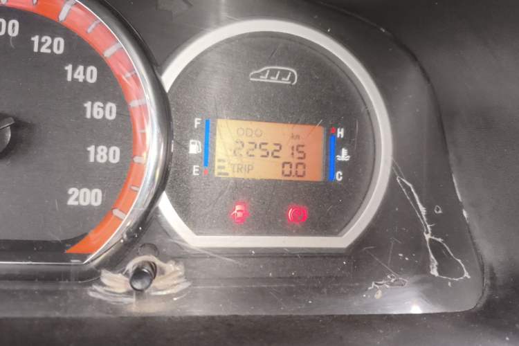 Used FORTHING Lingzhi 2013 M5 Q7 2.0L 7-Seater Long-Wheelbase Comfort Model Odometer Close Up