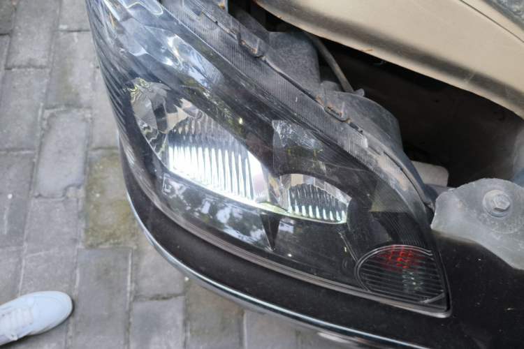 Used FORTHING Lingzhi 2013 M5 Q7 2.0L 7-Seater Long-Wheelbase Comfort Model Right Front Headlight