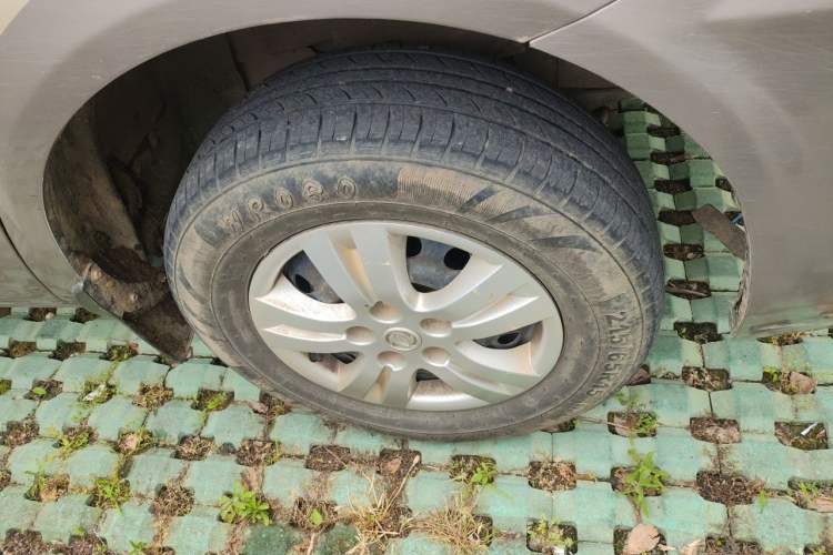Used FORTHING Lingzhi 2013 M3 1.6L 7-Seater Comfort Model Right Front Wheel Hub