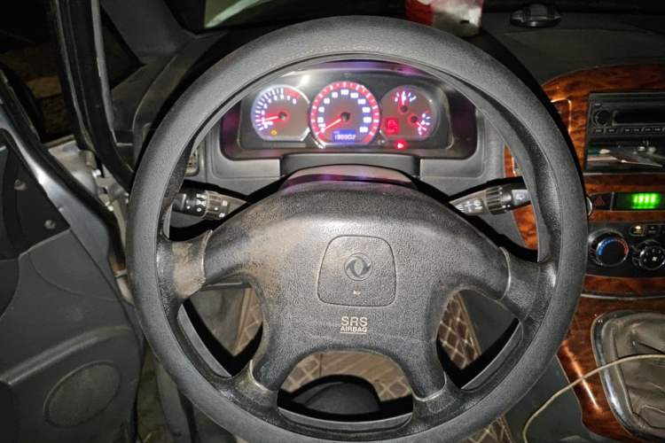 Used FORTHING Lingzhi 2013 M5 Q3 2.0L 7-seat Short-Wheelbase Luxury Model Steering Wheel