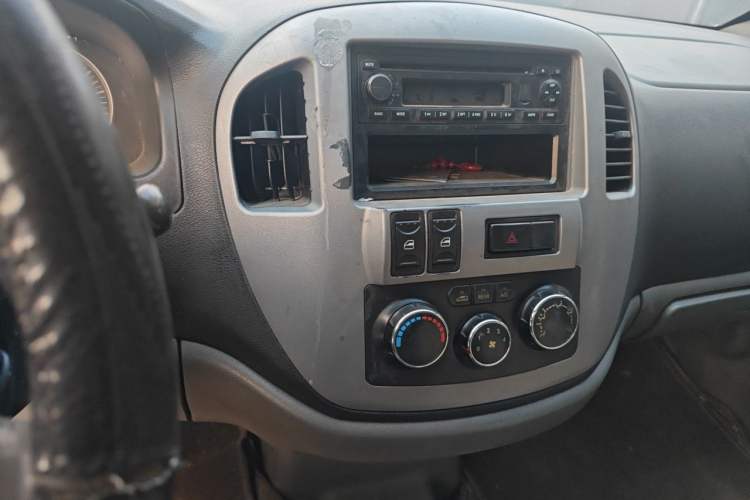 Used FORTHING Lingzhi 2013 M3 1.6L 7-Seater Luxury Model Audio And AC Panel