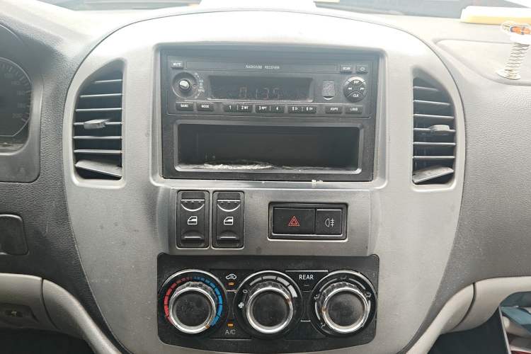 Used FORTHING Lingzhi 2013 V3 1.5L 7-Seater Standard Model II Audio And AC Panel