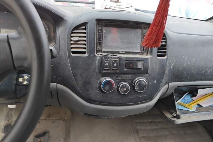 Used FORTHING Lingzhi 2013 M3 1.6L 7-Seater Comfort Model Audio And AC Panel