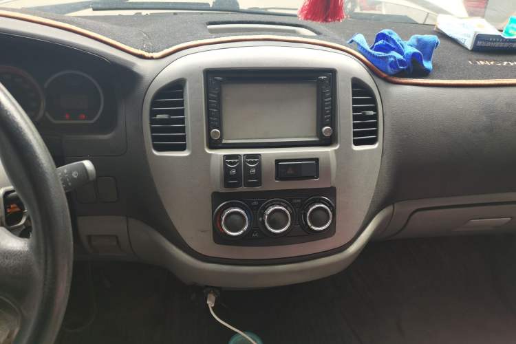 Used FORTHING Lingzhi 2013 M5 Q7 2.0L 7-Seater Long-Wheelbase Comfort Model Audio And AC Panel
