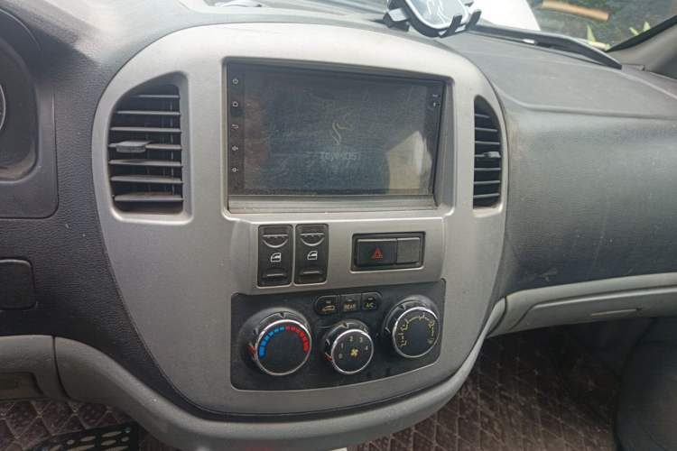 Used FORTHING Lingzhi 2013 M3 1.6L 7-Seater Luxury Model Audio And AC Panel