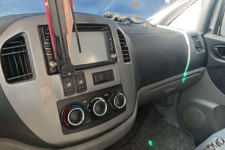 Used FORTHING Lingzhi 2013 M3 1.6L 7-Seater Luxury Model Audio And AC Panel