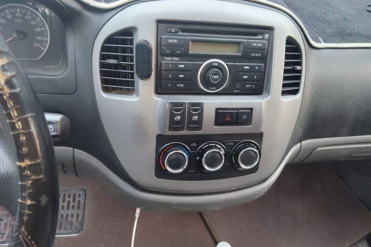 Used FORTHING Lingzhi 2013 V3 1.5L 7-Seater Standard Model II Audio And AC Panel