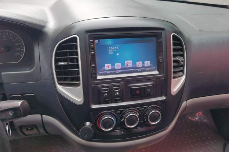 Used FORTHING Lingzhi 2013 V3 1.5L 7-Seater Comfort Model Audio And AC Panel