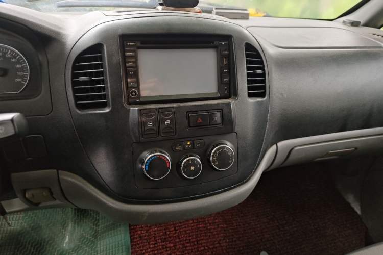 Used FORTHING Lingzhi 2013 M3 1.6L 7-Seater Comfort Model Audio And AC Panel