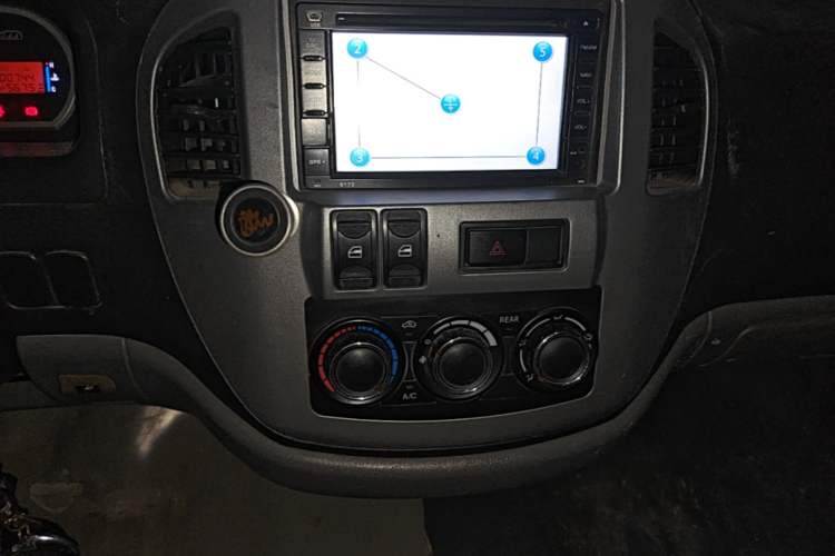 Used FORTHING Lingzhi 2013 M5 Q7 2.0L 7-Seater Long-Wheelbase Comfort Model Audio And AC Panel