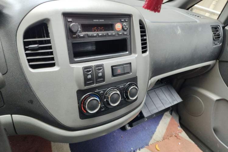 Used FORTHING Lingzhi 2013 M5 Q7 2.0L 9-Seater Long-Wheelbase Comfort Model Audio And AC Panel