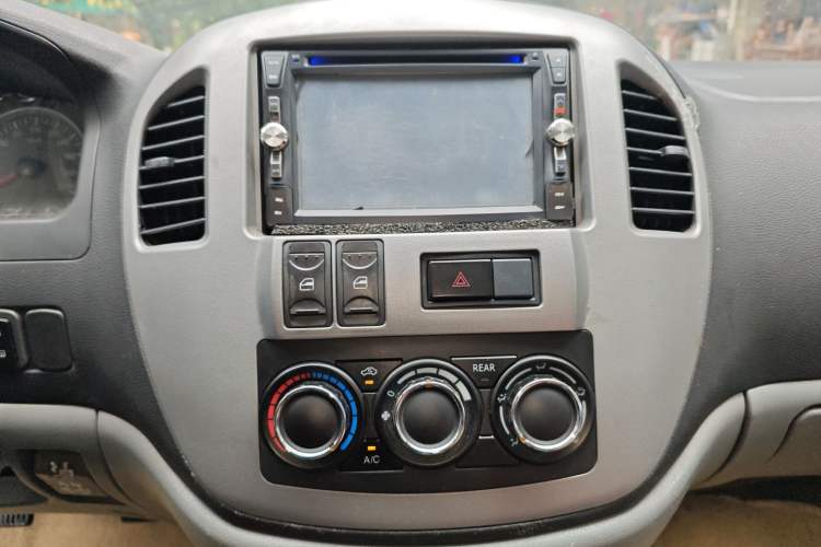 Used FORTHING Lingzhi 2013 M3 1.6L 7-Seater Luxury Model Audio And AC Panel