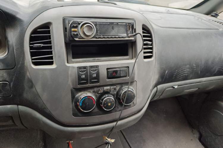 Used FORTHING Lingzhi 2013 M5 Q7 2.0L 7-Seater Long-Wheelbase Comfort Model Audio And AC Panel