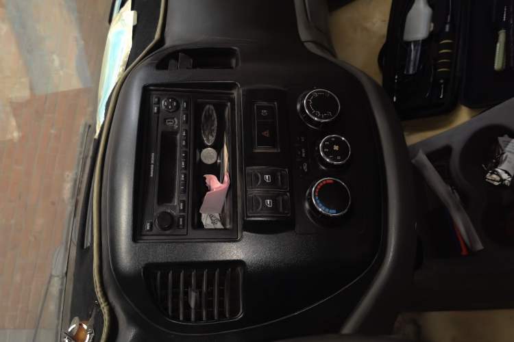 Used FORTHING Lingzhi 2013 M3 1.6L 7-seat Standard Model Audio And AC Panel
